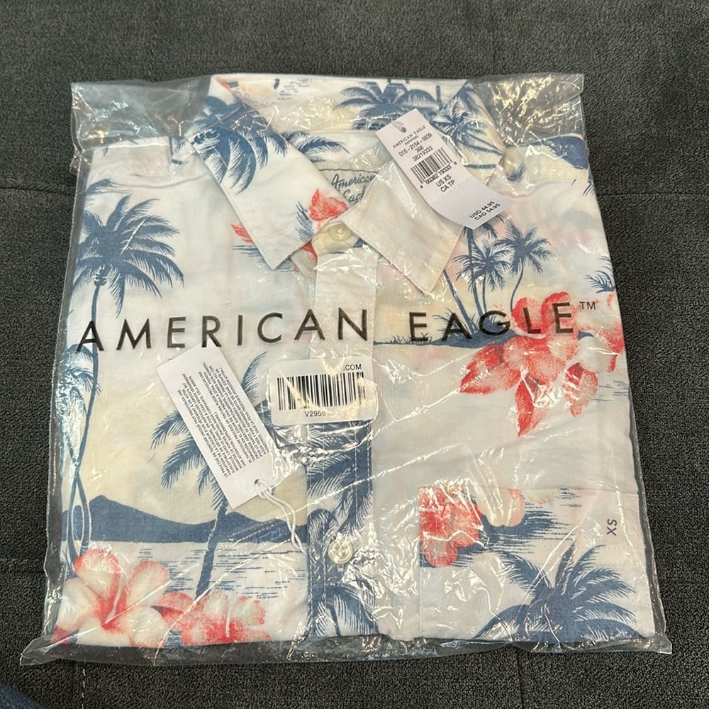 *New* Men’s American Eagle Short Sleeve Button Down Floral Shirt